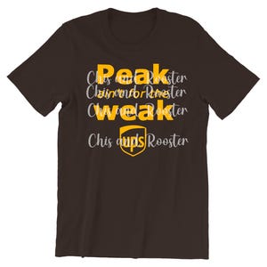 Peut inclure: Un t-shirt marron foncé avec les mots "Peak", "Weak" et "Chis and Rooster" en texte jaune et blanc. Le logo UPS est également présent sur le t-shirt.