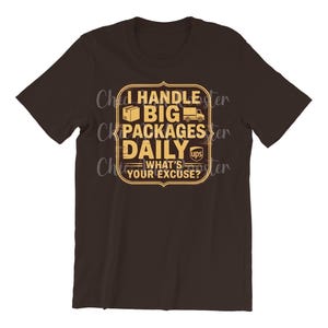 Puede incluir: Una camiseta marrón con un gráfico dorado que dice "I HANDLE BIG PACKAGES DAILY. WHAT'S YOUR EXCUSE?" El diseño incluye una caja, un camión y el logotipo de UPS. La camiseta es de cuello redondo y manga corta.