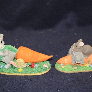 Lot Of Two Charming Tails Figurines &quot;Tuggin&#39; Two-Some&quot; Dean Griff Bunny w Carrot And Mouse & Rabbit Sleeping On A Carrot M#32-609 NO BOX