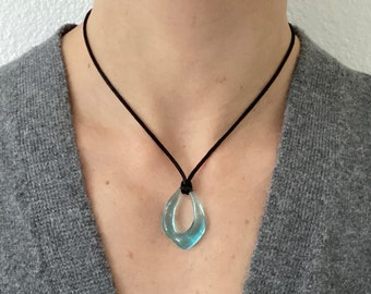 Hars open golvende ovale onregelmatige hanger Verstelbare zwarte koordketting blauw
