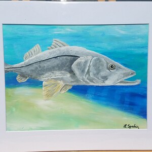 Könnte beinhalten: Ein Gemälde eines grauen Snook-Fisches, der in blauem Wasser mit einem hellgrünen Sandboden schwimmt. Die Unterschrift des Künstlers, "L. Spader", befindet sich in der rechten unteren Ecke.