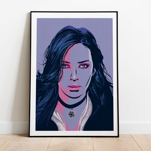 Könnte beinhalten: Eine digitale Illustration einer Frau mit langen dunklen Haaren, die eine dunkelblaue Jacke und eine silberne Halskette trägt. Ihr Gesicht ist eine Mischung aus rosa und violetten Tönen, und ihre Augen sind blau.