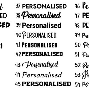 K&ouml;nnte beinhalten: Ein Schwarzwei&szlig;bild, das das Wort "Personalisiert" in verschiedenen Schriftarten und Stilen zeigt, nummeriert von 28 bis 54.