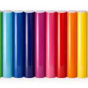 Könnte beinhalten: Eine Reihe farbiger Vinylrollen in verschiedenen Farbtönen, darunter Schwarz, Grün, Blau, Lila, Pink, Rot, Orange, Gelb, Creme und Braun. Die Rollen sind eng gewickelt und haben eine glänzende Oberfläche, ideal für Bastelprojekte.
