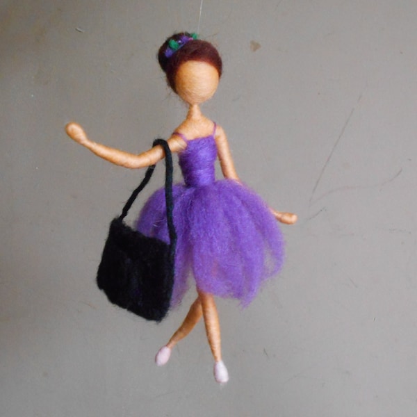 Poupée ballerine, figurine feutrée à l'aiguille vêtue d'une robe de ballet violette, inspiration Waldorf, poupée en laine miniature douce faite à la main, cadeau fille