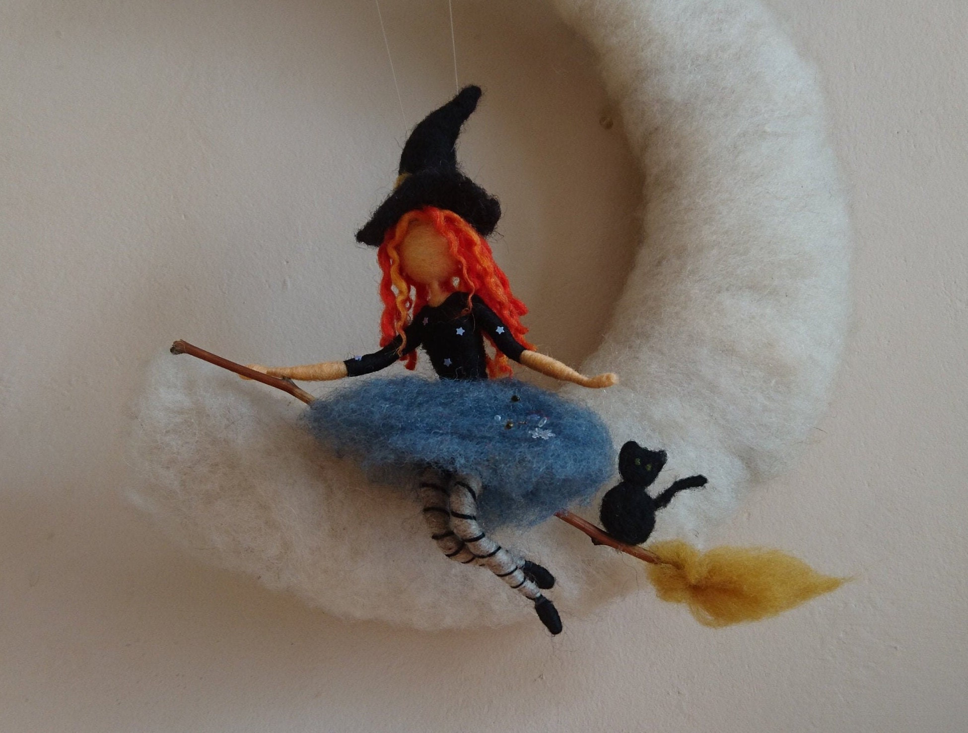 Heks hangende pop op een magische bezem zacht beeldje wolvilt