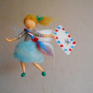 Muñeca de fieltro con letra vintage - Hada de fieltro con aguja inspirada en Waldorf - Muñeca suave decorativa para colgar - Hada en miniatura con postal