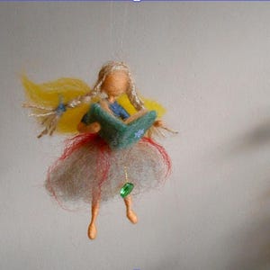 Wróżka z filcu wełnianego - Miniaturowa mobilna lalka filcowana igłą trzymająca książkę - inspirowana stylem Waldorf - Domowy art deco - dekoracje wróżek - prezent dla dziewcząt