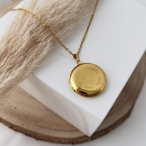 Amulet necklace with engraving for photos in silver, rose, or gold made of stainless steel. A 25 mm hinged locket, personalized gift.
