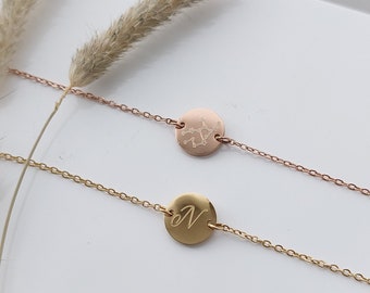 Armband personalisiert mit Buchstaben Gravur in Gold, Silber, Rosé, Armkette personalisiert mit 9mm Gravur Plättchen als Geschenk für Frauen
