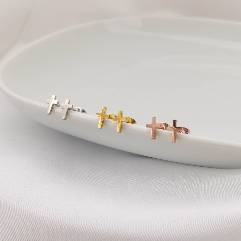 Mini Kreuz Ohrstecker in Rosé, Silber & Gold aus Edelstahl, kleine Ohrstecker Kreuz, Mini Gold Kreuz Ohrring, Ohrstecker minimalistisch Bild 8