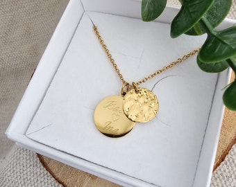 Gehämmerte Kette mit Gravur Plättchen Anhänger in Gold oder Silber aus Edelstahl, personalisiertes Geschenk für Frauen, Namenskette