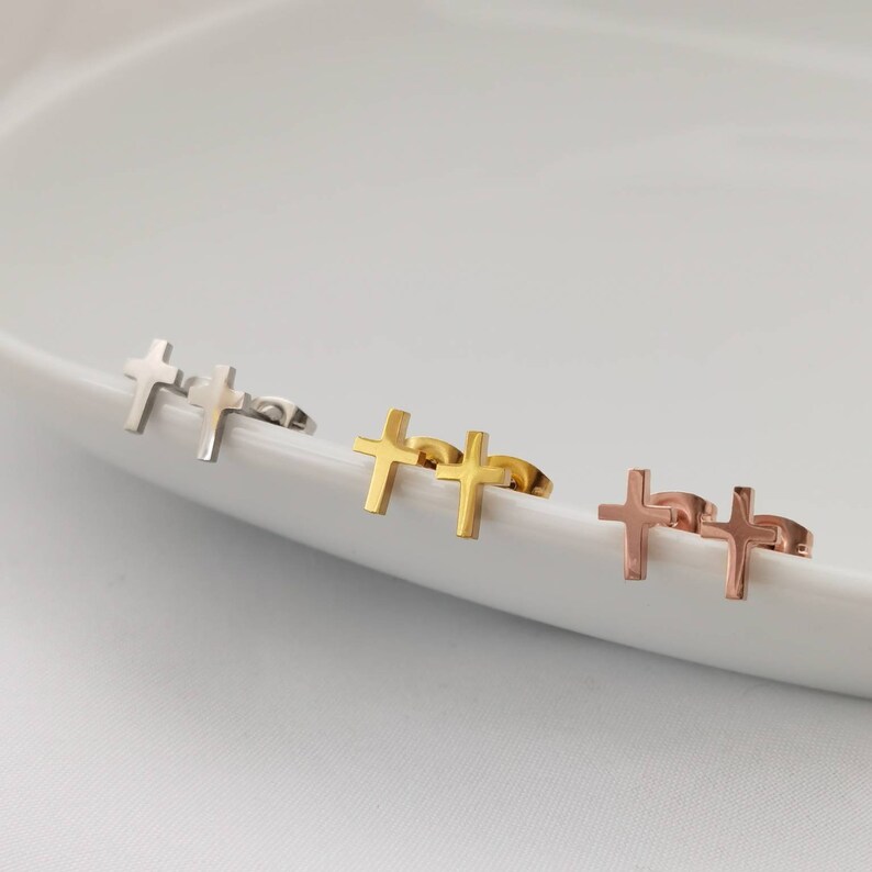 Mini Kreuz Ohrstecker in Rosé, Silber & Gold aus Edelstahl, kleine Ohrstecker Kreuz, Mini Gold Kreuz Ohrring, Ohrstecker minimalistisch Bild 7