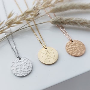 Personalisierte Halskette mit gehämmertem Gravur Anhänger in Gold, Silber oder Rosé aus Edelstahl, personalisiertes Geschenk für Frauen
