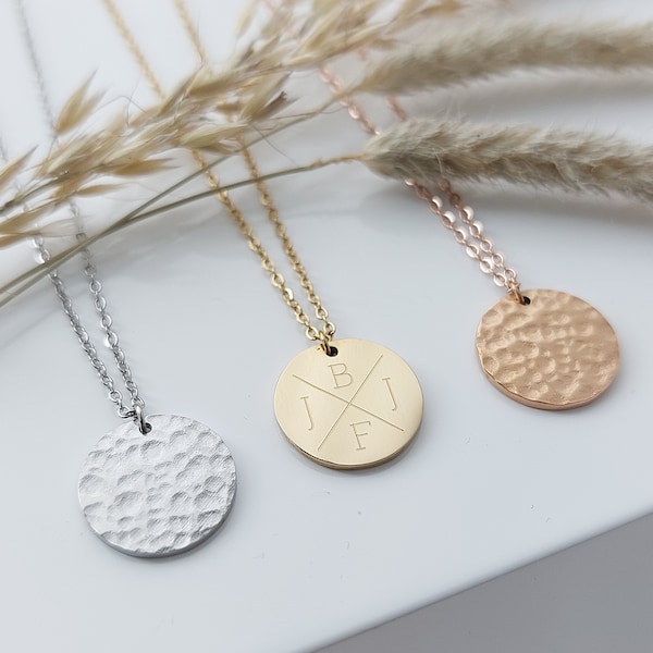 Personalisierte Halskette mit gehämmertem Gravur Anhänger in Gold, Silber oder Rosé aus Edelstahl, personalisiertes Geschenk für Frauen