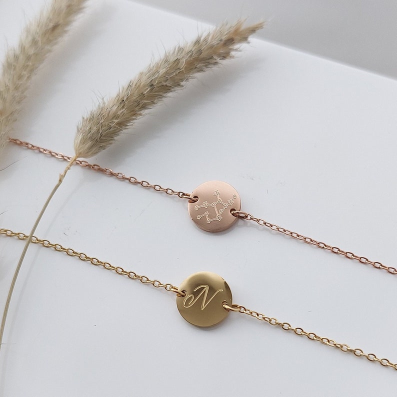 Armband personalisiert mit Buchstaben Gravur in Gold, Silber, Rosé, Armkette personalisiert mit 9mm Gravur Plättchen als Geschenk für Frauen Bild 1