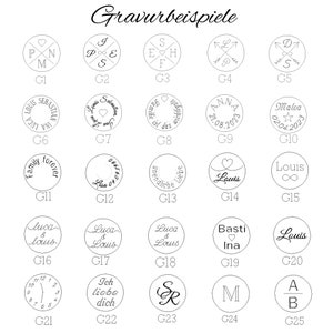 K&ouml;nnte beinhalten: Ein Schwarzwei&szlig;bild mit 25 verschiedenen Beispielen f&uuml;r Gravurdesigns f&uuml;r Schmuck. Die Designs beinhalten Namen, Daten, Symbole und kurze S&auml;tze.