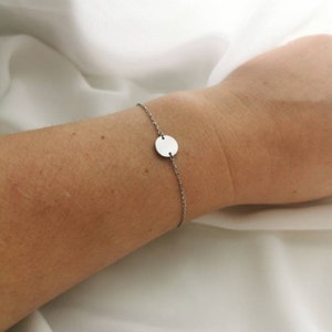 Armband personalisiert mit Buchstaben Gravur in Gold, Silber, Rosé, Armkette personalisiert mit 9mm Gravur Plättchen als Geschenk für Frauen Silber