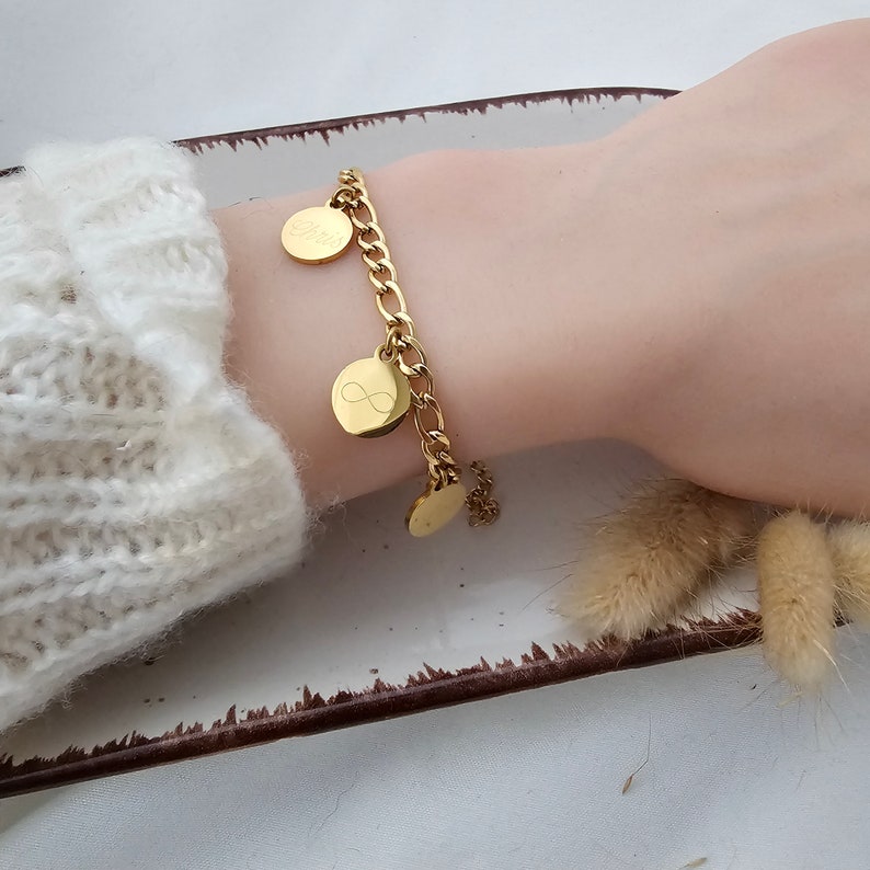 Personalisiertes Figaro Armband mit Namensgravur in Gold u. Silber Armkettchen mit Gravur Plättchen, personalisierte Armkette als Geschenk Bild 2