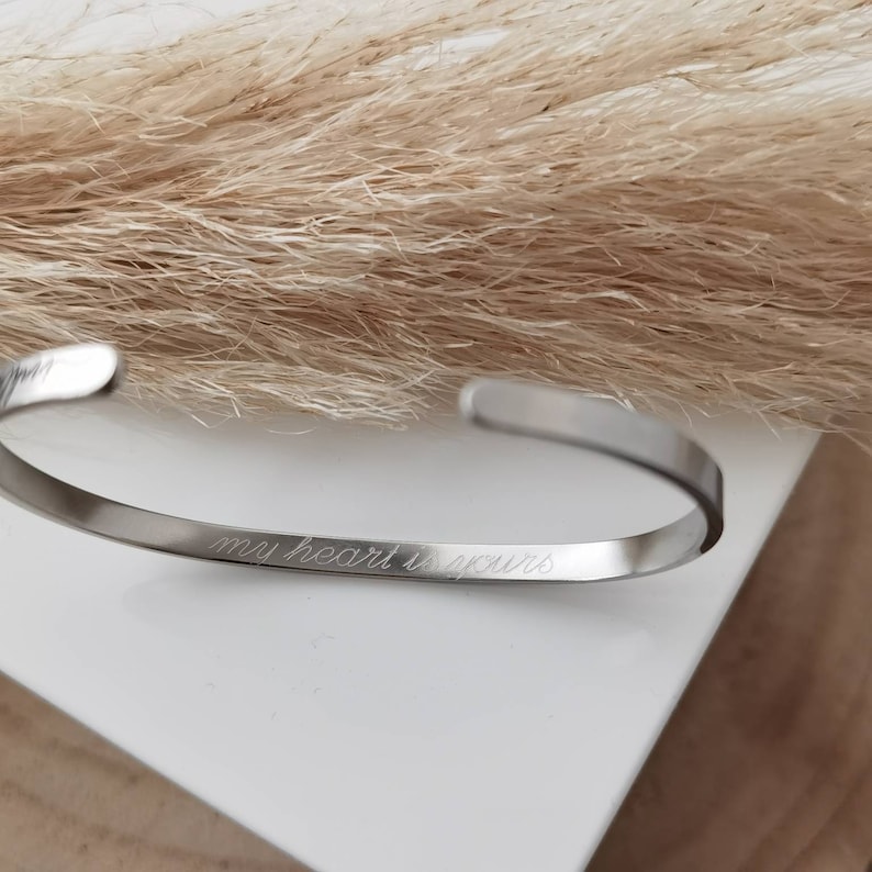 Op de afbeelding: Een zilveren armband met de inscriptie "my heart is yours" gegraveerd aan de binnenkant.
