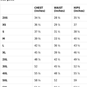 Puede incluir: Una tabla de gu&iacute;a de tallas en blanco y negro titulada Size guide, que enumera tallas desde 2XS hasta 6XL con las medidas correspondientes de pecho, cintura y caderas en pulgadas. La tabla proporciona valores num&eacute;ricos para cada categor&iacute;a.
