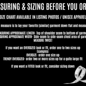 Puede incluir: Un gr&aacute;fico informativo negro con texto blanco titulado MEASURING & SIZING BEFORE YOU ORDER. Proporciona instrucciones para medir prendas, incluyendo largo y ancho, y sugiere pedir una talla m&aacute;s para un ajuste holgado o una menos para un ajuste ce&ntilde;ido. Una cinta m&eacute;trica blanca aparece en la parte inferior derecha.
