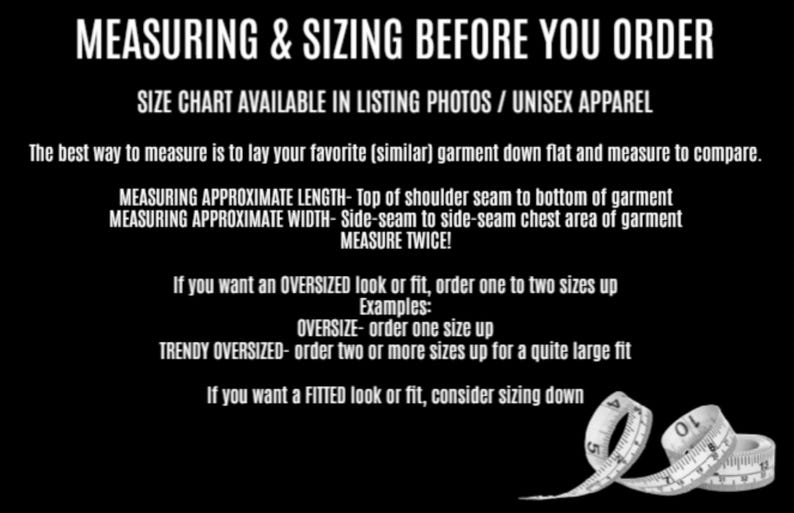 Puede incluir: Un gr&aacute;fico informativo negro con texto blanco titulado MEASURING & SIZING BEFORE YOU ORDER. Proporciona instrucciones para medir prendas, incluyendo largo y ancho, y sugiere pedir una talla m&aacute;s para un ajuste holgado o una menos para un ajuste ce&ntilde;ido. Una cinta m&eacute;trica blanca aparece en la parte inferior derecha.