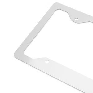 Puede incluir: Un marco rectangular para matr&iacute;cula de metal color plateado con un acabado liso y reflectante. El marco cuenta con dos orificios de montaje circulares situados en el borde superior y dos orificios circulares en el borde inferior.