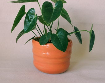 Pot de fleurs en céramique fait main ondulé orange