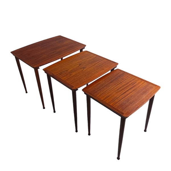 Tables gigognes sur pieds pilons, suite de trois tables d'appoint, teck. design danois vintage par Jørgen Aakjær Jørgensen, 1960