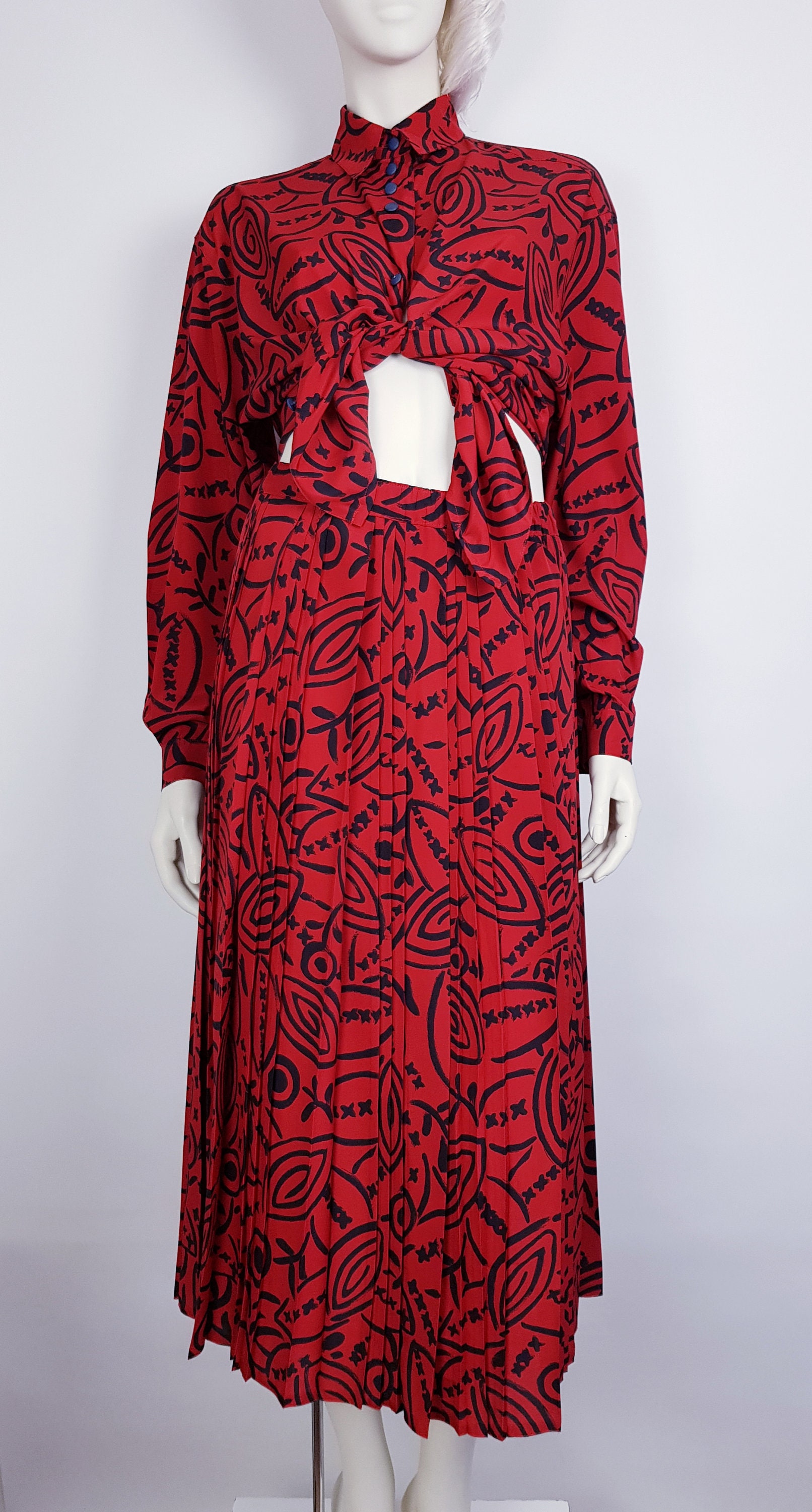 Image of Red & Black Printed Vintage S Style Pleated Skirt Matching Blouse Size Medium - Large For Any Ocassion Trendy