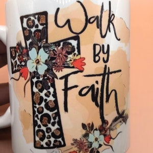 Tazza con stampa leopardata Walk By Faith: tazza da caffè religiosa da 11 once