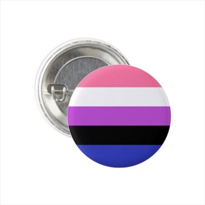 Puede incluir: Un botón redondo con un diseño a rayas de color rosa, blanco, morado, negro y azul. El botón representa la bandera del orgullo genderqueer.