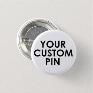 Könnte beinhalten: Weißer Knopf mit schwarzem Text, der "YOUR CUSTOM PIN" lautet.