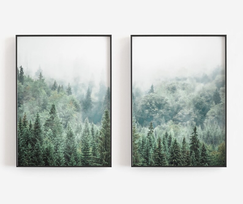 Puede incluir: Dos impresiones art&iacute;sticas enmarcadas que representan una escena de bosque brumoso. La obra de arte muestra un denso bosque de &aacute;rboles de hoja perenne en tonos verdes, con una capa de niebla que oscurece la parte superior de los &aacute;rboles. Los marcos son negros.