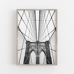 Brooklyn Bridge-tryck: Modern svartvit arkitektur (digital nedladdning)