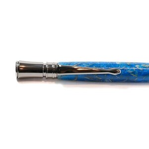 No148 - Stylo Acrylique Bleu et particules de sapin.
