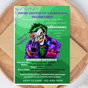 Puede incluir: Una tarjeta de invitaci&oacute;n verde con una ilustraci&oacute;n del personaje del Joker, colocada sobre un plato de madera con un sobre. El texto de la tarjeta anuncia una "celebraci&oacute;n diab&oacute;lica" e incluye detalles de la fiesta.