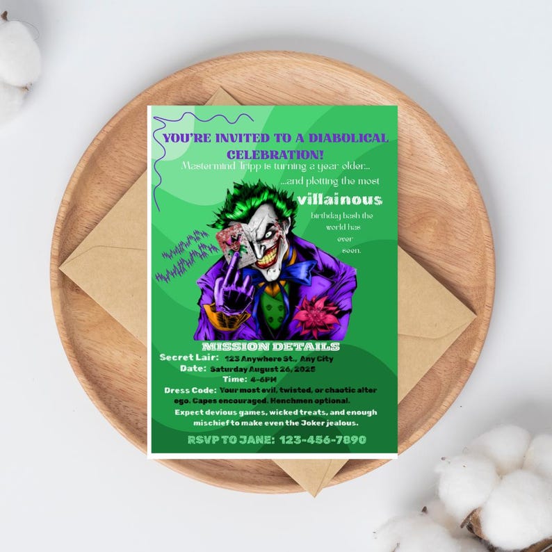 Puede incluir: Una tarjeta de invitaci&oacute;n verde con una ilustraci&oacute;n del personaje del Joker, colocada sobre un plato de madera con un sobre. El texto de la tarjeta anuncia una "celebraci&oacute;n diab&oacute;lica" e incluye detalles de la fiesta.