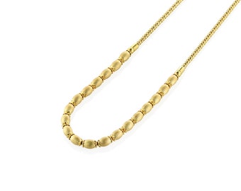 Op de afbeelding: Een gouden ketting met een ketting van kleine ovale kralen. De kralen hebben een getextureerd oppervlak.