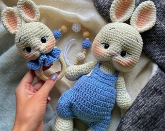 Hase Junge Baumwolle Häkelpuppe • Baby Erstes Spielzeug Amigurumi • Hase Spielzeug Rassel • Erstes Kleinkind Puppen Geschenk • Neugeborenen Glückwunsch Set