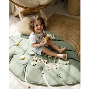 Leinen Spielmatte Blatt • Gepolsterter Bio-Baby Monstera Teppich • Öko-TEX Standard Qualität • Kinder gesteppte Krabbeldecke • Kleinkind spielen Tropischer Teppich