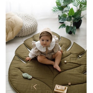 linen play mat	leaf linen play mat	monstera leaf	tropical nursery	organic baby mat	baby activity mat	baby photo mat	green leaf mat	natural baby rug	toddler gift	kids gift idea	padding mat baby	emerald play rug