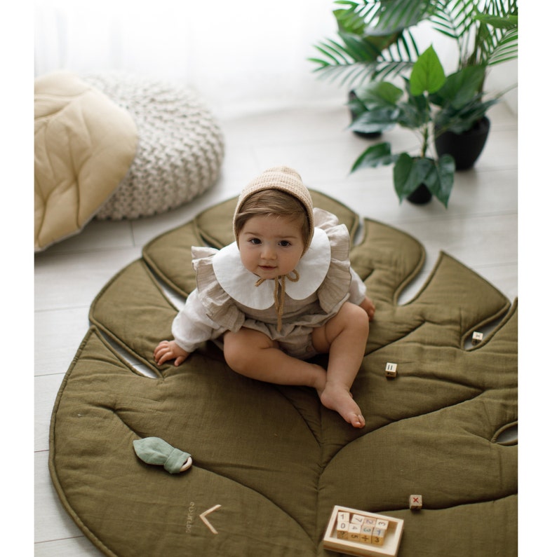 linen play mat	leaf linen play mat	monstera leaf	tropical nursery	organic baby mat	baby activity mat	baby photo mat	green leaf mat	natural baby rug	toddler gift	kids gift idea	padding mat baby	emerald play rug