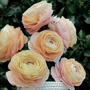 WAFER PAPER RANUNCULUS, edible flower, flower cake topper, wedding cake flowers
