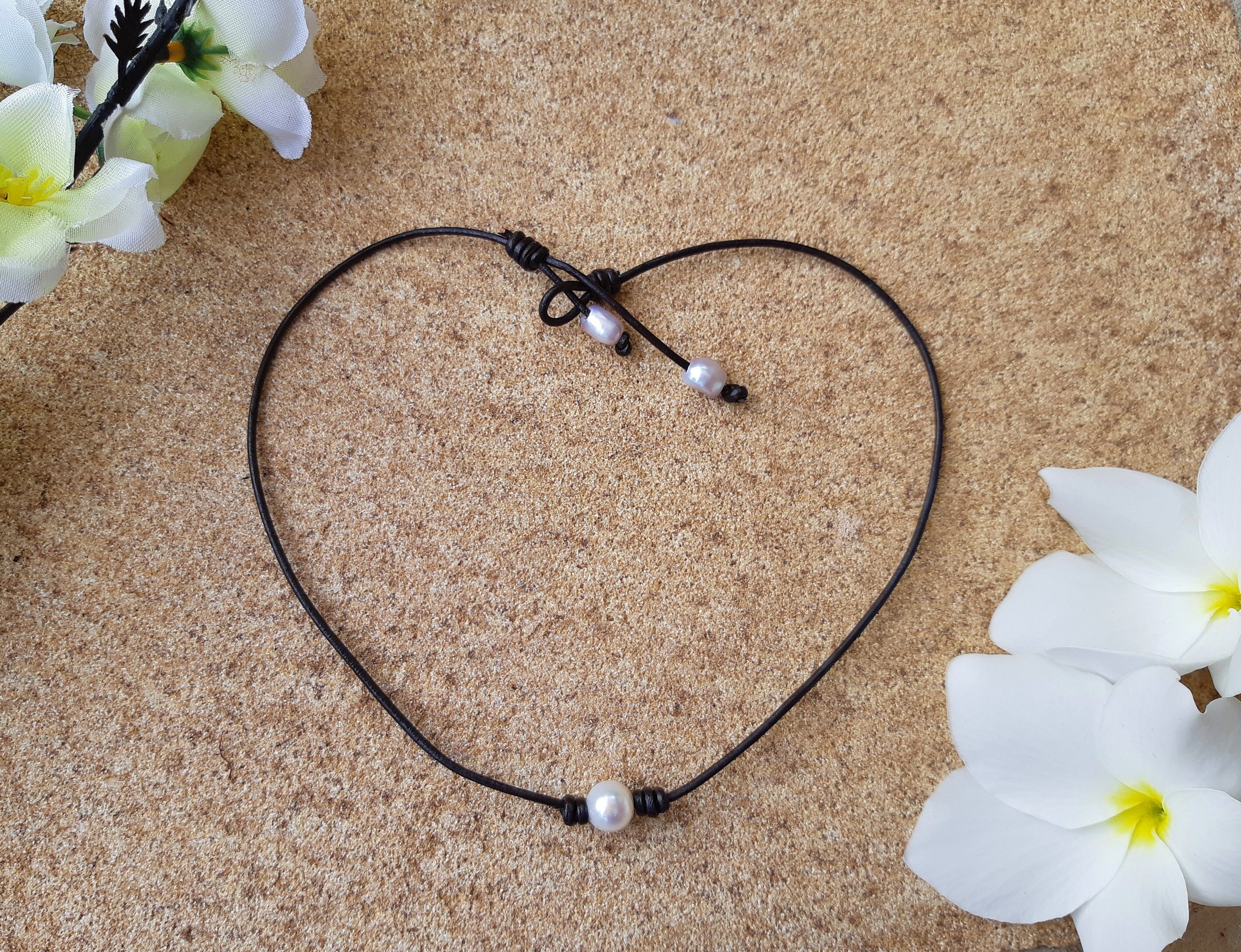 Leather on sale pearl choker