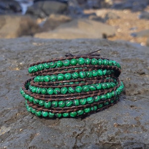 Groene malachietsteen wrap, 5 x wikkelarmband, natuurlijk leer, natuursteen, boho