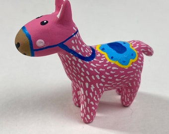 Escultura de llama pintada en miniatura