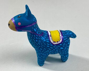 Escultura de llama pintada en miniatura