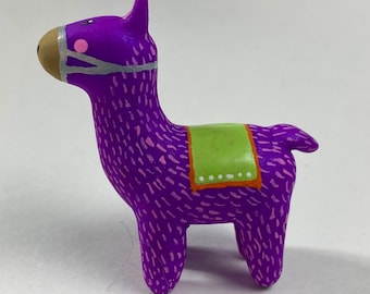 Escultura de llama pintada en miniatura